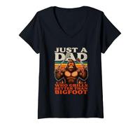Femme Barbecue rétro Just A Dad Who Grills Better Than Sasquatch T-Shirt avec Col en V