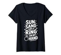 Femme Beach Bachelorette Sun Sand and a Ring on My Hand T-Shirt avec Col en V