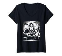 Femme Bigfoot and Alien Love Sasquatch UFO Paranormal T-Shirt avec Col en V