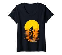 Femme Bigfoot Sunset Fishing Sasquatch Silhouette Lac Aventure T-Shirt avec Col en V