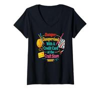 Femme Carte de crédit Amusante chez Craft Store Addiction Yarn Lover T-Shirt avec Col en V
