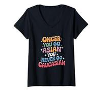 Femme C'est drôle Une Fois Que Vous devenez Asiatique, Vous ne devenez jamais caucasien T-Shirt avec Col en V