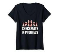 Femme Checkmate en Cours | Drapeau Britannique | Pièces d'échecs | Échecs Britanniques T-Shirt avec Col en V