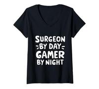 Femme Chirurgien par Day Gamer by Night Salle d'opération Chirurgie Humour T-Shirt avec Col en V