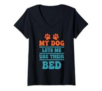 Femme Citation Humoristique My Dog Lets Me Use Their Bed T-Shirt avec Col en V