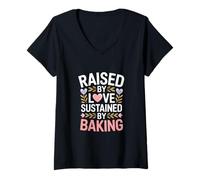 Femme Citation « Raised by Love Sustained by Baking Baker » T-Shirt avec Col en V