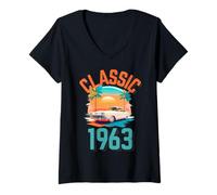 Femme Classique 1966 avec Voiture, Palmiers et Coucher de Soleil T-Shirt avec Col en V
