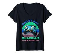 Femme Dad by Day Guardian by Night Gamer Dad Retro T-Shirt avec Col en V