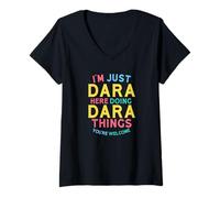 Femme Dara est Ici en Train de Faire des Choses drôles avec Dara Name T-Shirt avec Col en V