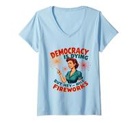 Femme Democracy Is Dying But Hey Nice Fireworks 4th Of July Women T-Shirt avec Col en V