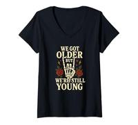 Femme Design Vintage « We Got Older But We're Still Young » T-Shirt avec Col en V