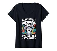 Femme Driving My Husband Crazy One Rabbit at A Time Funny T-Shirt avec Col en V