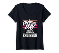 Femme Engineering One More Day Closer to Devenir Engineer T-Shirt avec Col en V