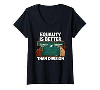 Femme Equality is Greater Than Division Anti Racism Maths Humour USA T-Shirt avec Col en V
