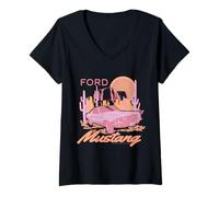 Femme Ford - Voiture Mustang rose conduisant à travers le désert T-Shirt avec Col en V
