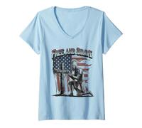 Femme Free and Brave Knight Prayer Drapeau américain Croix Patriotique T-Shirt avec Col en V