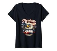 Femme Freedom Still Looks Eagle Patriotic Est 1776 Juillet 4 T-Shirt avec Col en V