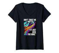 Femme Funny Hiking False Summit Joke Just Over This Ridge T-Shirt avec Col en V