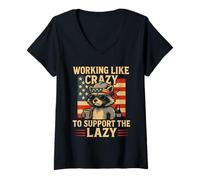 Femme Funny Working Like Crazy to Support The Lazy US Flag Raccoon T-Shirt avec Col en V