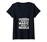 Femme Grandma Makes Magic with A Needle Couture Humour T-Shirt avec Col en V