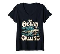 Femme Graphique The Ocean is Calling Sea Turtle Adventure T-Shirt avec Col en V