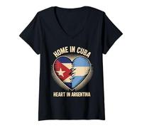 Femme Home in Cuba Heart in Argentina Half Argentine Cuban Roots T-Shirt avec Col en V