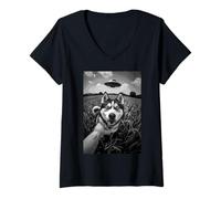 Femme Husky Surprise : Une Rencontre inattendue dans Un Champ T-Shirt avec Col en V