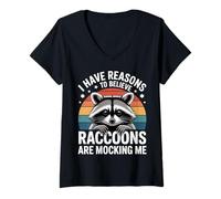 Femme I Have Reasons to Believe Raccoons are Mocking Me - T-Shirt avec Col en V
