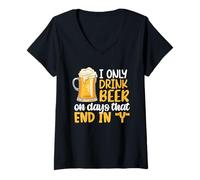 Femme I Only Drink Beer on Days Ending in Y Drinking Beer Lover T-Shirt avec Col en V
