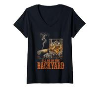 Femme I'll Be in The Backyard Funny Cigar Bourbon Whiskey Lover T-Shirt avec Col en V