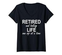 Femme Im Retired and Taking Life One Sip at a Time Retirement Wine T-Shirt avec Col en V