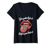 Femme Inscription Amusante « Lick It Before You Stick It » - Blague pour Homme et Femme T-Shirt avec Col en V