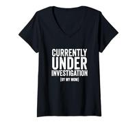 Femme Inscription Humoristique « Currently Under Investigation by My Mom » T-Shirt avec Col en V