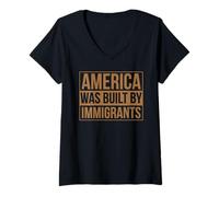 Femme L'Amérique a été construite par des immigrants protestation Migra Pride Chicano T-Shirt avec Col en V