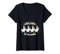 Femme Legal Goose on The Loose Funny Drinking Age T-Shirt avec Col en V