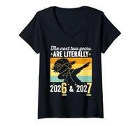 Femme Les Deux prochaines années sont littéralement 6 7 Bonne année 2026 T-Shirt avec Col en V