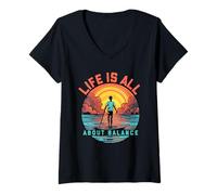Femme Life Is All About Balance Paddleboarder sur planche à pagaie SUP T-Shirt avec Col en V
