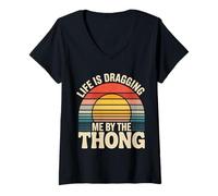 Femme Life is Dragging Me by The Thong Blague sur Les luttes - T-Shirt avec Col en V