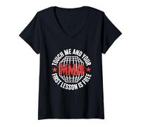 Femme MMA Fight Citation MMA Touch Me and Your First Lesson is Free T-Shirt avec Col en V