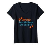 Femme My Dog Lets Me Sleep on The Bed Citation Amusante pour Animal Domestique T-Shirt avec Col en V