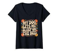 Femme My Dog Lets Me Sleep on The Bed Propriétaire Amusant de Chien Groovy T-Shirt avec Col en V