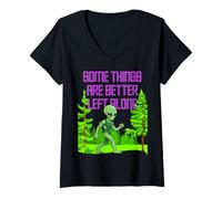 Femme Mystérieux Extraterrestre Marchant à Travers Une scène de forêt T-Shirt avec Col en V