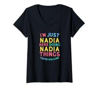 Femme Nadia Here Doing Nadia Things Funny Nadia Name T-Shirt avec Col en V