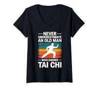 Femme Ne sous-estimez jamais un vieil homme qui connaît le grand-père du Tai Chi T-Shirt avec Col en V