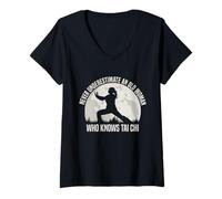 Femme Ne sous-estimez jamais une vieille femme qui connaît le Tai Chi T-Shirt avec Col en V