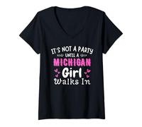 Femme Pas une fête avant qu'une fille du Michigan ne marche dans le Midwest Yooper T-Shirt avec Col en V