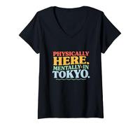 Femme Physically Here Mentally in Tokyo Text Funny Japan Citations T-Shirt avec Col en V