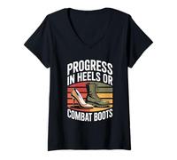 Femme Progress in Heels Or Combat Boots Equality Femme T-Shirt avec Col en V