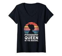 Femme Pyrography Queen in The Making Woodburn T-Shirt avec Col en V