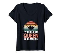Femme Pyrography Queen in The Making Woodburn T-Shirt avec Col en V